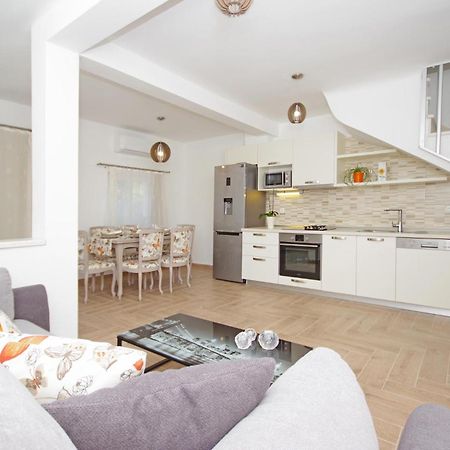 Awesome Home In Drvenik With Wifi Ngoại thất bức ảnh