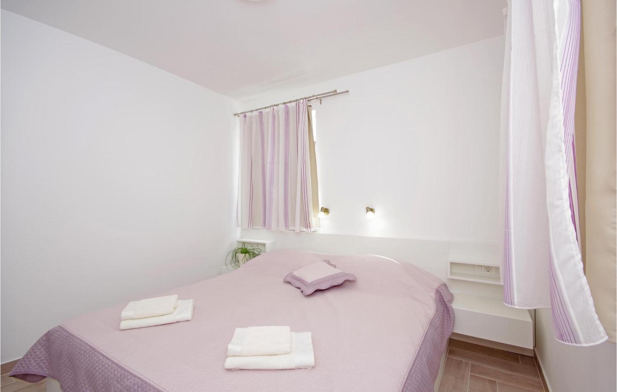 Awesome Home In Drvenik With Wifi Ngoại thất bức ảnh