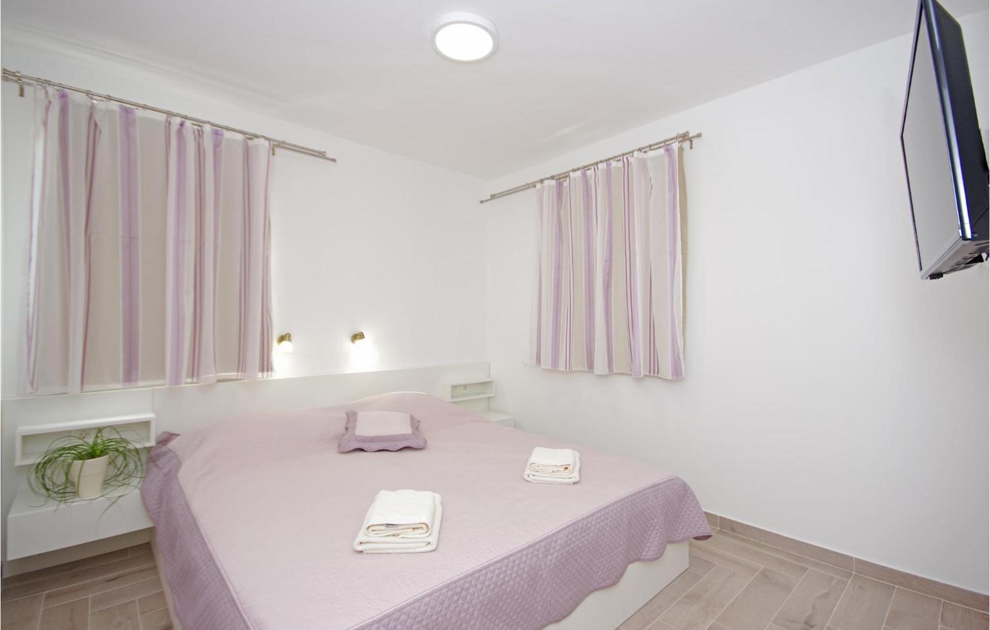Awesome Home In Drvenik With Wifi Ngoại thất bức ảnh